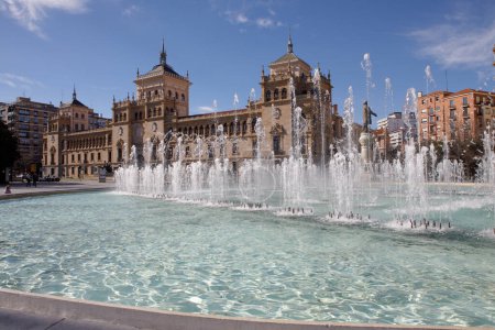 Téléchargez les photos : Fontaine d'horloge sur la place Zorrilla à Valladolid - en image libre de droit