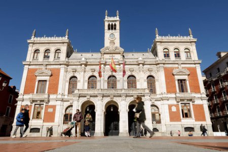 Téléchargez les photos : Valladolid, Espagne - 18 février 2024 : façade principale de la mairie de Valladolid - en image libre de droit