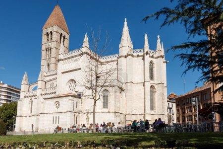 Téléchargez les photos : Vue principale de la façade de l'église de La Antigua à Valladolid - en image libre de droit