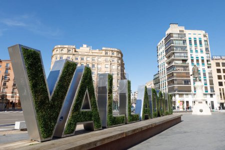 Téléchargez les photos : Panneau avec le mot Valladolid, situé à côté de la fontaine de l'horloge sur la Plaza Zorrilla à Valladolid - en image libre de droit