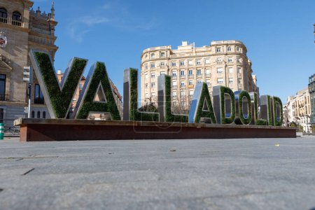 Téléchargez les photos : Panneau avec le mot Valladolid, situé à côté de la fontaine de l'horloge sur la Plaza Zorrilla à Valladolid - en image libre de droit