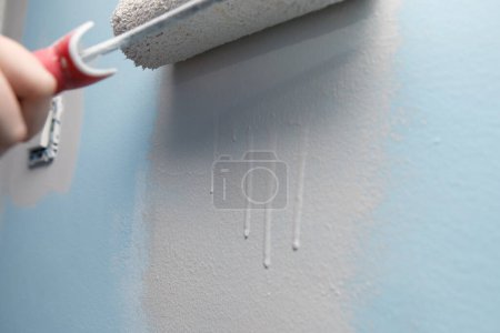 Plan détaillé des gouttes de peinture qui restent quand vous peignez mal