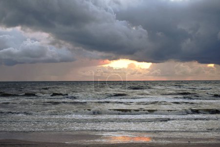 Foto de Paisaje marino. Mar Báltico áspero y orilla arenosa bajo nubes de trueno. - Imagen libre de derechos