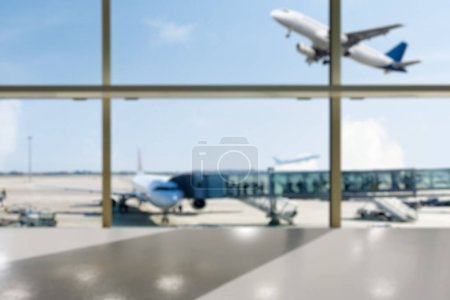 Foto per Sala terminale dell'aeroporto vuota con un aeroplano sullo sfondo. Sfondo sfocato. - Immagine Royalty Free