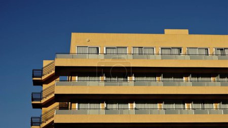 Foto de Fachada del edificio de alojamiento contemporáneo contra el cielo - Imagen libre de derechos