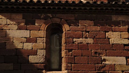 Foto de Ventana en la fachada de un edificio de piedra roja - Imagen libre de derechos