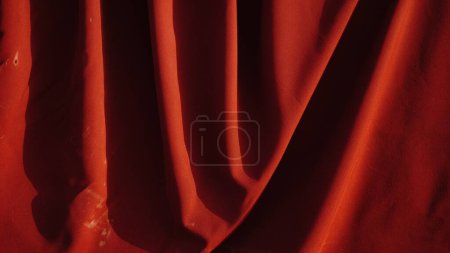 Téléchargez les photos : Tissu ridé rouge avec des ombres comme fond - en image libre de droit