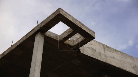 Foto de Estructura de hormigón inacabado contra el cielo - Imagen libre de derechos