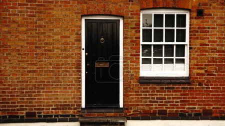 Foto de Fachada británica de ladrillo rojo con ventana - Imagen libre de derechos