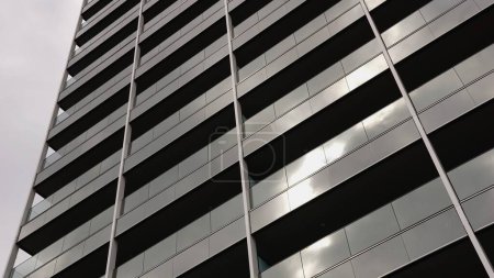Foto de Fachada oscura del edificio residencial contemporáneo como fondo - Imagen libre de derechos