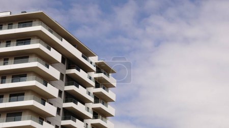 moderna fachada de edificio residencial contra el cielo