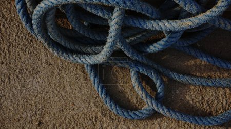 Verworrenes Seil auf Zement als Hintergrund