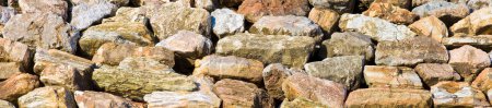 Téléchargez les photos : Mur fait de roches et de blocs de pierre naturelle - concept de remblai - en image libre de droit