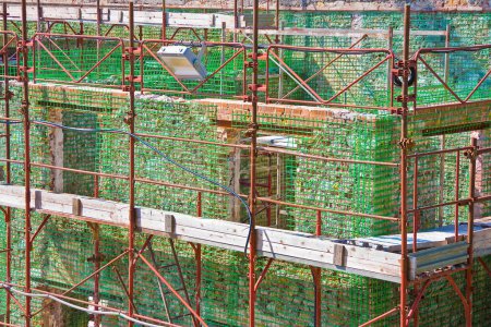Téléchargez les photos : Site de construction italien avec tissage en fibre de carbone pour la restauration, la réparation et la reconstruction d'un ancien bâtiment avec structure portante en maçonnerie de brique - en image libre de droit