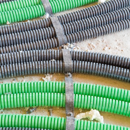 Foto de Colorante corrugado y tubo de plástico flexible para cables eléctricos y cables de alimentación en un sitio de construcción - Imagen libre de derechos