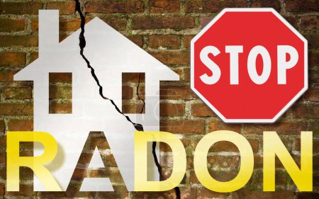 Foto de ALTO al peligro del gas radón en nuestros hogares - concepto con un contorno de una pequeña casa con texto de radón contra una pared de ladrillo agrietada dañada - Imagen libre de derechos