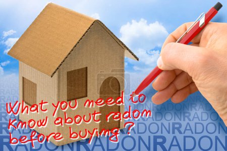 Téléchargez les photos : Le danger du radon dans nos maisons - concept avec texte CE QUE VOUS DEVEZ SAVOIR SUR LE RADON AVANT D'ACHETER - en image libre de droit