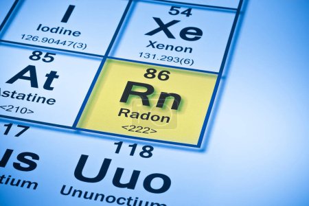 Foto de Concepto de tabla periódica de gas radón con la tabla periódica Mendeleev de los elementos - Imagen libre de derechos