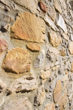Téléchargez les photos : Ancien mur construit avec des blocs de pierre de forme irrégulière récemment restauré - en image libre de droit