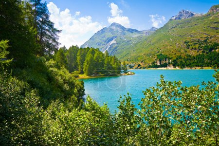 Foto de Lago Sils en el Alto Valle de Engadine en un día de verano (Europa - Suiza) - Imagen libre de derechos