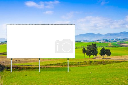 Téléchargez les photos : Panneau publicitaire vierge immergé dans une scène rurale toscane - Image conceptuelle avec espace de copie - en image libre de droit