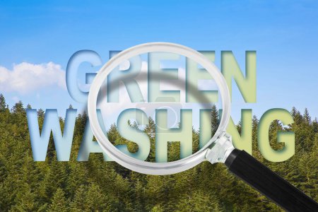 Warnung vor Greenwashing - Konzept mit Text gegen Wald und Lupe