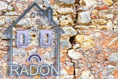 Foto de El peligro del gas radón en nuestros hogares - imagen conceptual con un contorno de una pequeña casa con texto de radón contra una vieja pared de piedra agrietada - Imagen libre de derechos