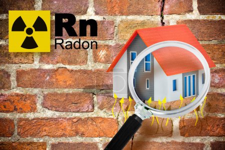 El peligro del gas radón en los edificios - concepto con tabla periódica de los elementos, símbolo de advertencia radiactiva e icono de la casa visto a través de una lupa contra una pared de ladrillo agrietado - espacio de copia