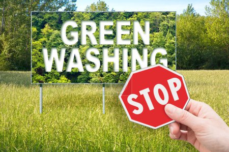Stop Greenwashing-Konzept mit Werbetafel in ländlicher Umgebung mit Bäumen im Hintergrund und einer Hand, die ein Stoppschild hält