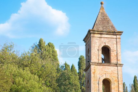 Téléchargez les photos : Ancienne petite église romane italienne dans la campagne toscane avec clocher construit en brique contre les bois - (Toscane-Italie) - en image libre de droit