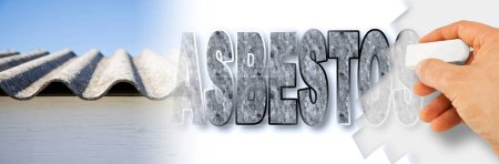 Foto de El techo de asbesto peligroso envejecido con la mano elimina el texto de asbesto con una goma de borrar - imagen conceptual - Imagen libre de derechos