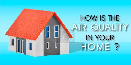 Foto de ¿Cómo está la calidad del aire en tu casa? - Concepto con texto contra un modelo casero - Imagen libre de derechos