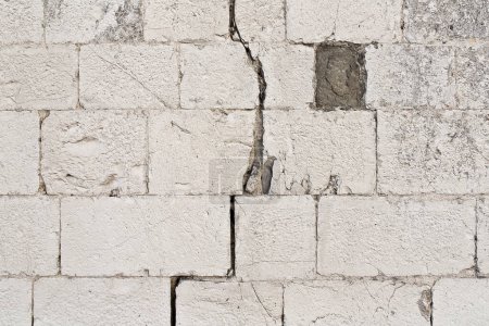 Antigua causa pared de piedra profundamente agrietada y dañada debido al hundimiento de los cimientos fallos estructurales 