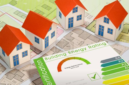 Téléchargez les photos : Bâtiments concept d'efficacité énergétique avec classes d'énergie selon la nouvelle loi européenne et le modèle domestique - en image libre de droit