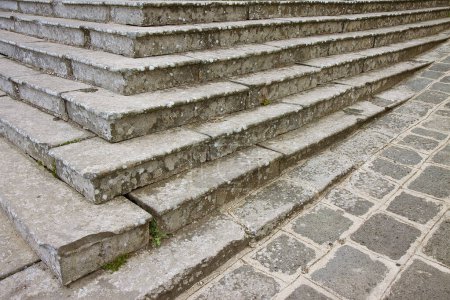 Foto de Concepto de barreras arquitectónicas con escalera de piedra antigua y pavimento de piedra - Imagen libre de derechos