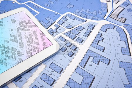 Bâtiments Concept de permis avec cadastre imaginaire sur tablette numérique - activité du bâtiment et industrie de la construction avec Plan Urbain Général