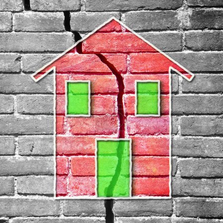 Téléchargez les photos : Vieux mur de briques profondément fissuré avec une maison colorée dessinée dessus - concept de tremblement de terre et de bradyséisme - en image libre de droit