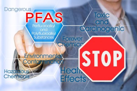 Foto de Stop peligroso PFAS - Sustancias perfluoroalquilo y polifluoroalquilo, compuestos químicos organofluorínicos sintéticos - Concepto con señal de stop road - Imagen libre de derechos