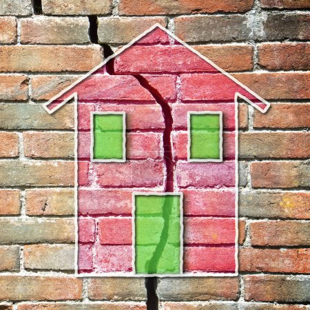 Téléchargez les photos : Vieux mur de briques profondément fissuré avec une maison colorée dessinée dessus - concept de tremblement de terre et de bradyséisme - en image libre de droit