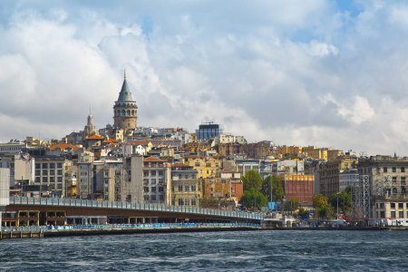 Téléchargez les photos : Vue sur la célèbre tour Galata et le pont Galata du XIVe siècle - Istanbul - Turquie - en image libre de droit