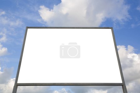 Foto de Cartelera publicitaria en blanco contra un cielo nublado - concepto con espacio de copia - Imagen libre de derechos