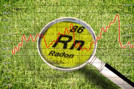 Téléchargez les photos : Le dangereux radon radioactif sous le sol image concept avec tableau périodique des éléments, carte et loupe contre une zone d'herbe verte. - en image libre de droit