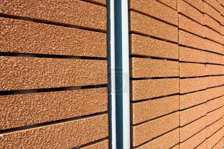 Foto de Nueva realización moderna pared de ladrillo visto hecha con bloques con capa superficial llamado sistema de pared ventilada para mejorar el rendimiento térmico y propiedades - Imagen libre de derechos