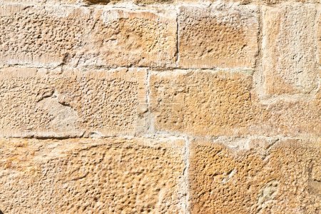 Téléchargez les photos : Vieux mur médiéval en pierre italienne, construit avec des blocs fendus, récemment restauré - en image libre de droit