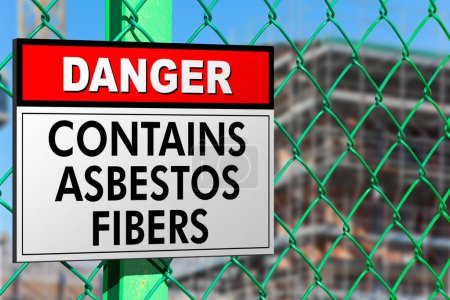 Gefährliches Vorhandensein von Asbestfasern auf einer Baustelle mit metallischem Schutznetz gegen das Eindringen Unbefugter und Warnschild