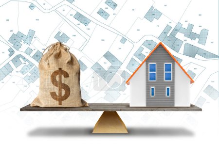 Concepto de balance inmobiliario con dólares y modelo de vivienda - Concepto de costos de construcción y actividad de construcción con mapa catastral imaginario en segundo plano