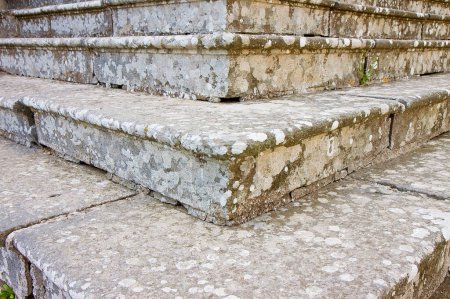 Foto de Concepto de barreras arquitectónicas con escalera de piedra antigua y pavimento de piedra - Imagen libre de derechos