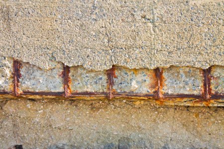 Foto de Cubierta de hormigón pobre y dañado y corrosión de barras de refuerzo con oxidación fragmentos de hormigón se desprenden de la masa de hormigón - Imagen libre de derechos