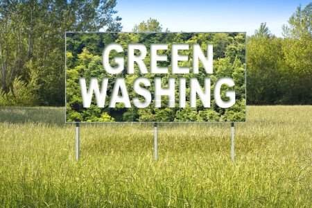 Téléchargez les photos : Alerte à Greenwashing - concept avec panneau publicitaire dans une scène rurale avec des arbres sur le fond - en image libre de droit