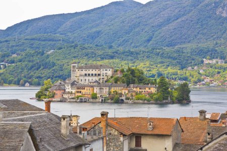 Téléchargez les photos : La célèbre île Saint-Georges dans le lac d'Orta, l'une des plus célèbres petites îles italiennes (Lombardie et Piémont - Italie) - en image libre de droit